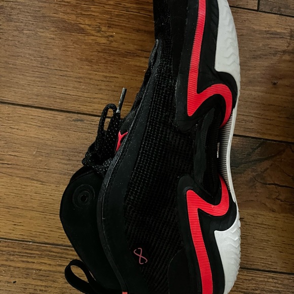 Youth size 7 Jordan basketball shoes - Picture 3 of 4